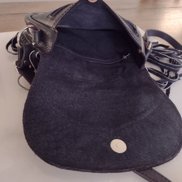 Black, 100% Leather, Cross Over, Fringe, Flap, Magnetic Closure, Silver Hardware - Picture 8 of 12